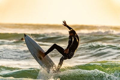 Man's surfing shallow focus photography
